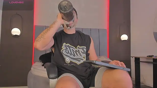 Snapshot of Liam_walk_ chatting on March 18, 2026, 9:04 pm Liam walk online show from March 18, 2026, 9:04 pm