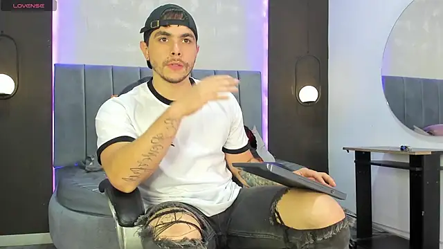 Liam walk  online show from November 11, 2025, 8:25 pm