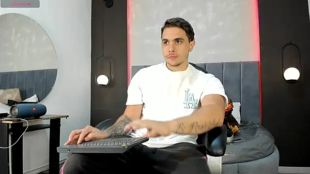 Liam walk  online show from October 10, 2025, 10:32 pm