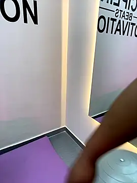 Cristal-Jonnes online show from October 21, 2025, 5:07 am