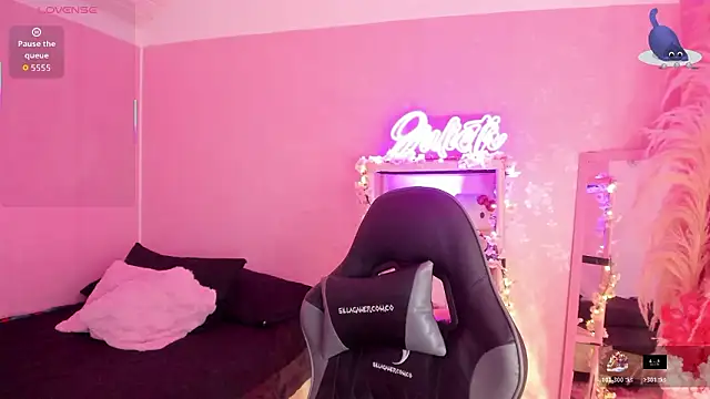 Snapshot of JuliethMoss chatting on March 21, 2026, 8:24 pm JuliethMoss online show from March 21, 2026, 8:24 pm