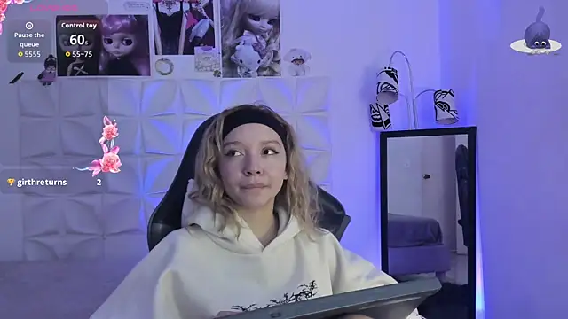 JuliethMoss online show from November 4, 2025, 8:12 pm