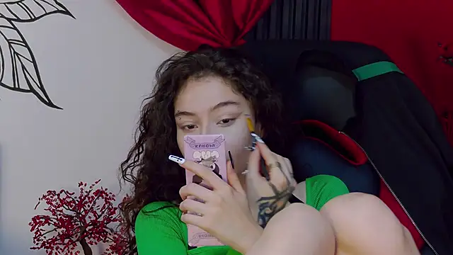 RavennMoonn online show from October 3, 2025, 7:37 pm