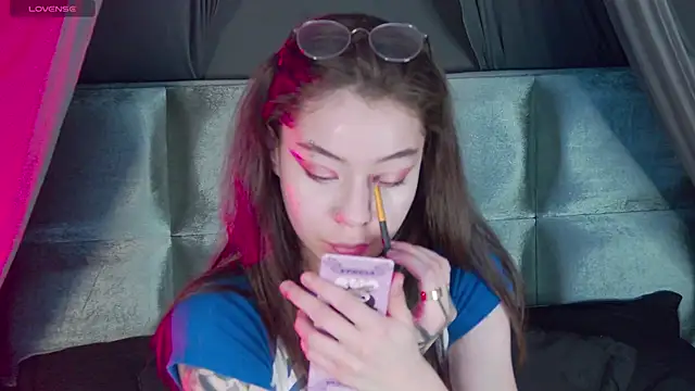 RavennMoonn online show from October 8, 2025, 6:30 pm