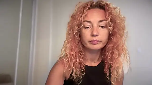 Reddgiirl online show from August 4, 2026, 6:18 am