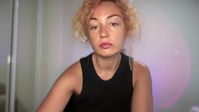 Reddgiirl online show from June 22, 2026, 6:27 pm