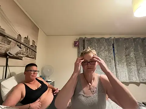 Snapshot of Curvy-Jinx chatting on July 22, 2026, 8:44 pm Curvy-Jinx online show from July 22, 2026, 8:44 pm