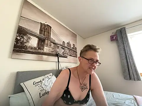 Snapshot of Curvy-Jinx chatting on June 30, 2026, 12:38 pm Curvy-Jinx online show from June 30, 2026, 12:38 pm