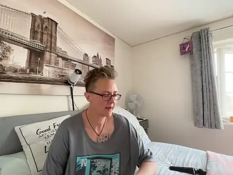 Snapshot of Curvy-Jinx chatting on August 4, 2026, 9:36 am Curvy-Jinx online show from August 4, 2026, 9:36 am