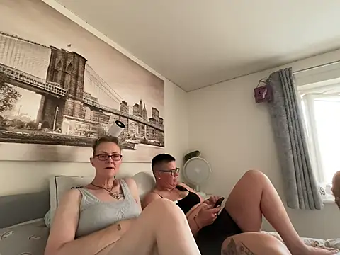Snapshot of Curvy-Jinx chatting on June 21, 2026, 7:41 pm Curvy-Jinx online show from June 21, 2026, 7:41 pm