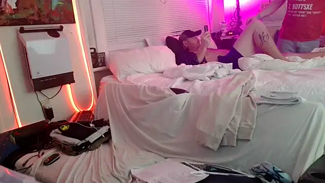 Luv2SuckBWC92 online show from November 12, 2025, 8:07 am