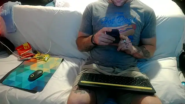 Luv2SuckBWC92 online show from September 18, 2025, 4:04 am