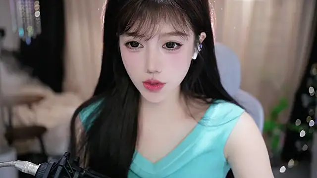 Snapshot of Fortune2Me chatting on March 4, 2026, 4:31 am Fortune2Me online show from March 4, 2026, 4:31 am