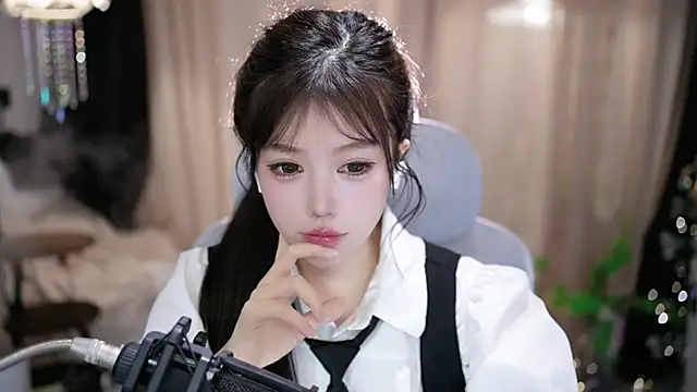 Snapshot of Fortune2Me chatting on March 5, 2026, 4:42 am Fortune2Me online show from March 5, 2026, 4:42 am