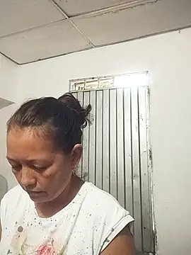 marinita13 online show from November 25, 2025, 1:33 pm