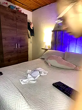 juliana-mancini online show from October 4, 2025, 5:36 pm