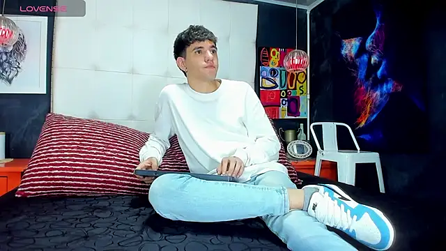 Matteo12  online show from September 19, 2025, 4:49 am