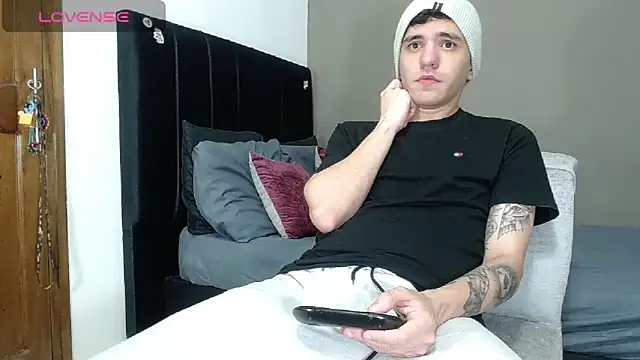 Snapshot of Matteo12_ chatting on February 8, 2026, 12:52 am Matteo12 online show from February 8, 2026, 12:52 am