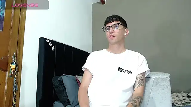 Snapshot of Matteo12_ chatting on February 27, 2026, 9:47 pm Matteo12 online show from February 27, 2026, 9:47 pm