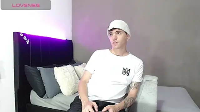 Snapshot of Matteo12_ chatting on March 17, 2026, 2:03 am Matteo12 online show from March 17, 2026, 2:03 am