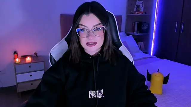 OphelianaRose33 online show from November 7, 2025, 10:35 pm