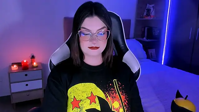 OphelianaRose33 online show from November 24, 2025, 10:21 pm