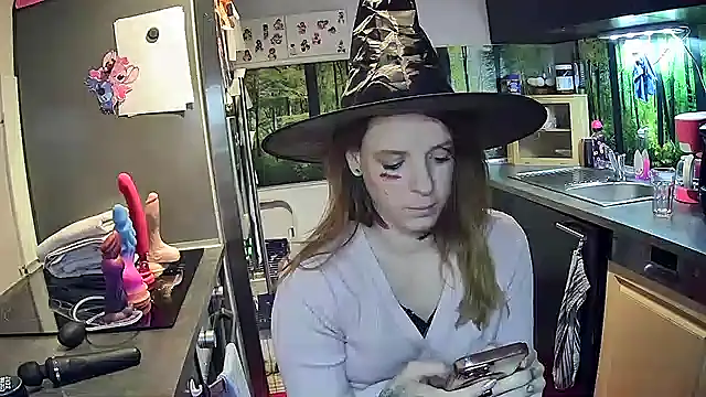 Snapshot of SexyMilf_37 chatting on October 31, 2025, 9:22 pm SexyMilf 37 online show from October 31, 2025, 9:22 pm