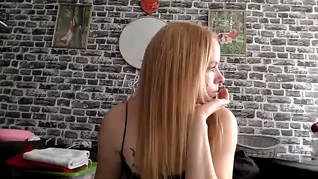 Snapshot of SexyMilf_37 chatting on November 28, 2025, 10:15 am SexyMilf 37 online show from November 28, 2025, 10:15 am