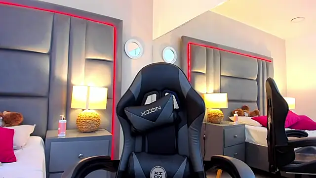 GabyMoreau online show from October 9, 2025, 7:14 pm