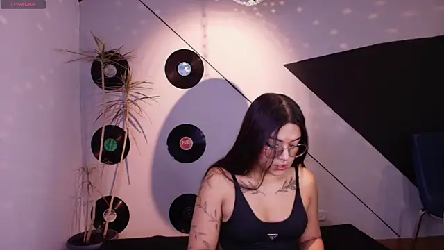 Lilith and Khloe online show from November 9, 2025, 11:25 am