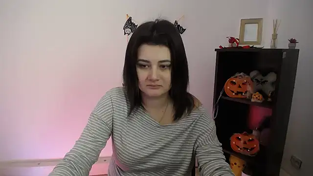 Katrin kiss  online show from November 1, 2025, 1:49 pm