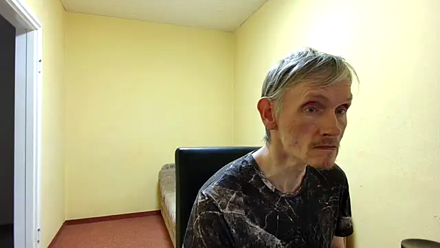 Snapshot of k74robert chatting on April 18, 2026, 5:37 pm k74robert online show from April 18, 2026, 5:37 pm