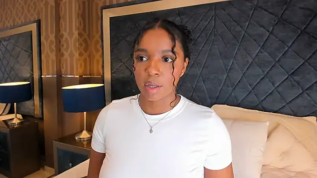 LisaMendez online show from July 17, 2026, 11:24 pm