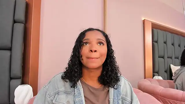 LisaMendez online show from October 22, 2025, 4:01 am