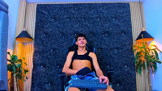 Snapshot of Stronger_sexy chatting on October 2, 2025, 9:07 pm Stronger sexy online show from October 2, 2025, 9:07 pm