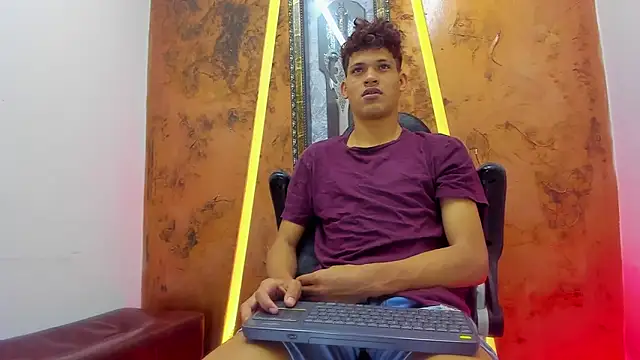 Snapshot of Stronger_sexy chatting on September 17, 2025, 11:56 am Stronger sexy online show from September 17, 2025, 11:56 am