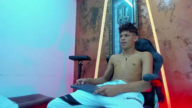 Snapshot of Stronger_sexy chatting on September 12, 2025, 12:16 pm Stronger sexy online show from September 12, 2025, 12:16 pm