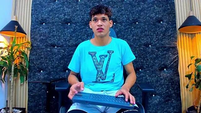 Snapshot of Stronger_sexy chatting on September 30, 2025, 7:20 pm Stronger sexy online show from September 30, 2025, 7:20 pm