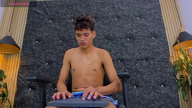 Snapshot of Stronger_sexy chatting on September 26, 2025, 8:05 pm Stronger sexy online show from September 26, 2025, 8:05 pm