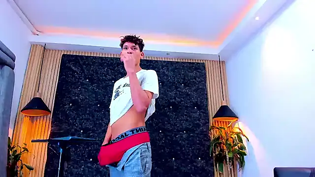 Snapshot of Stronger_sexy chatting on October 7, 2025, 3:40 am Stronger sexy online show from October 7, 2025, 3:40 am