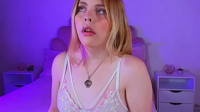 MiaColucci18 online show from June 24, 2026, 11:09 am