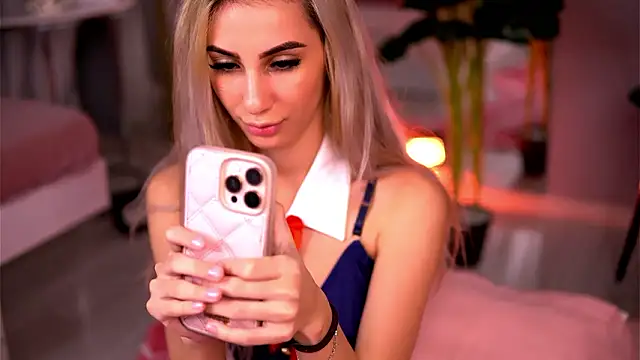 AwaLynch online show from March 18, 2026, 5:32 am