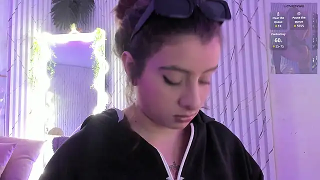 Naomy tay1 online show from August 2, 2026, 3:38 am