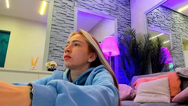 Reina Cummings online show from April 26, 2026, 4:10 am