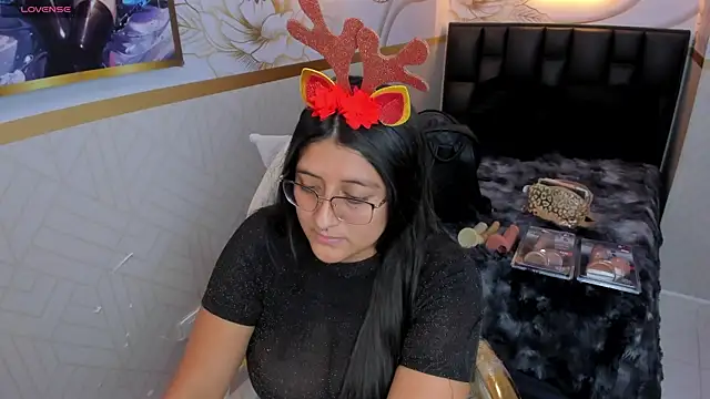 Snapshot of megann__up chatting on December 21, 2025, 8:31 pm megann up online show from December 21, 2025, 8:31 pm