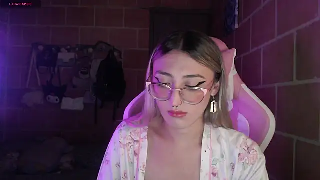 Andrea camilaaa online show from July 18, 2026, 5:27 am
