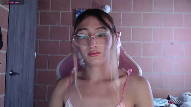 Andrea camilaaa online show from December 15, 2025, 4:35 pm