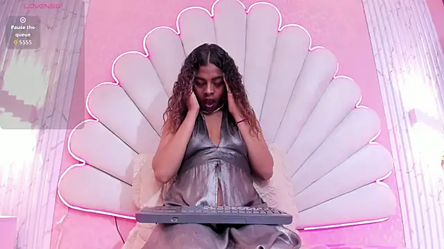 MisRoos online show from October 9, 2025, 4:40 pm