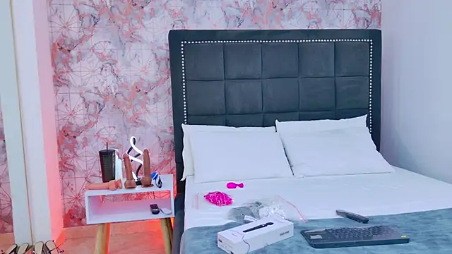 Angelique Angell online show from November 5, 2025, 7:50 pm