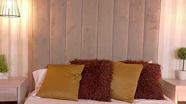 VioletBlaze online show from September 18, 2025, 2:03 am